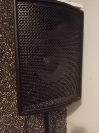 Mesa amplificadora y dos columnas.