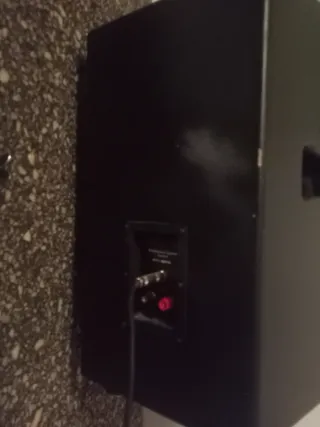 Mesa amplificadora y dos columnas.