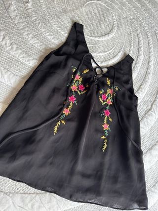 Top Stradivarius bordado de flores