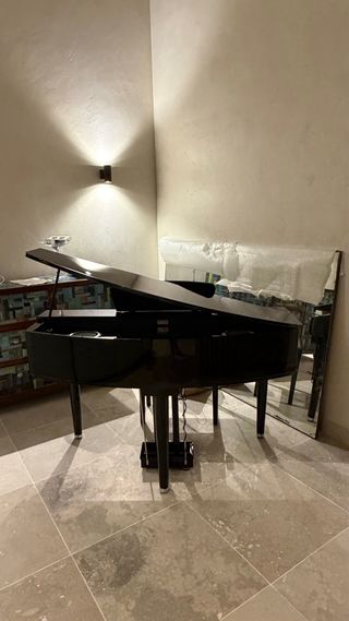 Piano de cola digital negro