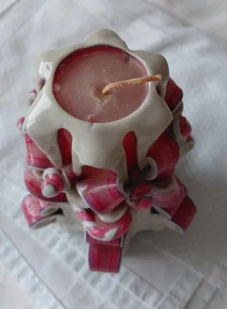 Candela in cera decorativa intagliata