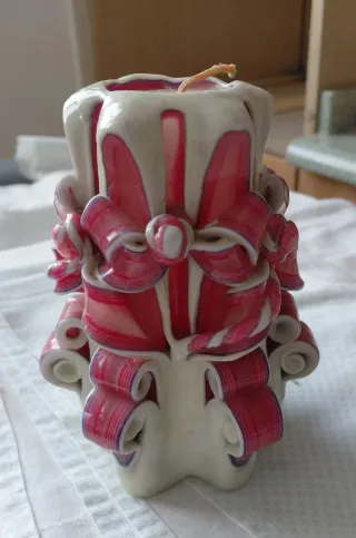 Candela in cera decorativa intagliata