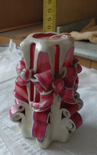 Candela in cera decorativa intagliata