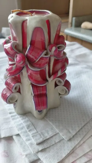 Candela in cera decorativa intagliata