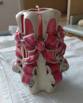 Candela in cera decorativa intagliata