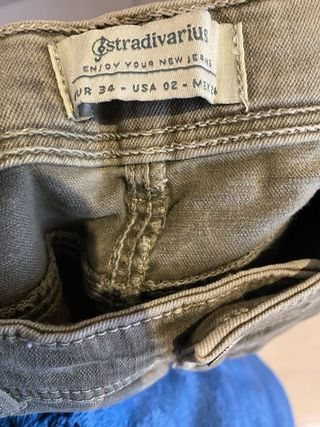 Pantalones Stradivarius verde desgastados