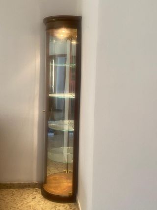 Vitrina de esquina de cristal y madera.