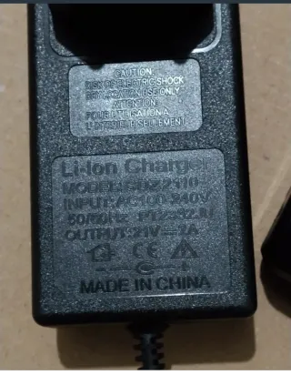 2 batterie ricaricabili + caricabatteria