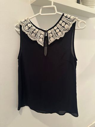 Blusa azul con cuello blanco de encaje