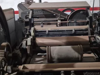 Antigua máquina de imprenta del año 1850