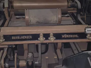 Antigua máquina de imprenta del año 1850