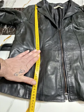 Giacca in pelle nera da donna