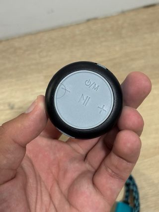 Altavoz Bluetooth Negro y Azul.