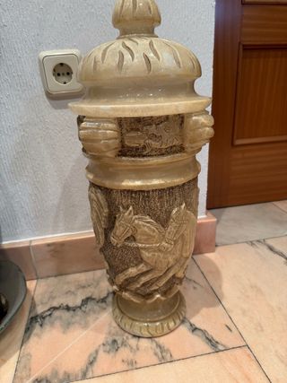 Jarrón de alabastro con tapa