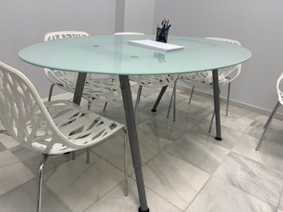 Mesa ovalada cristal y metal