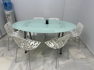 Mesa ovalada cristal y metal