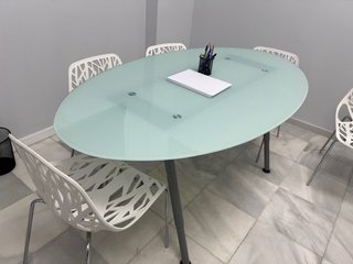 Mesa ovalada cristal y metal