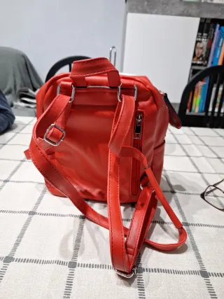 Mochila roja, azul y blanca