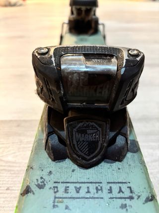 Esquís K2 freestyle con fijaciones Marker