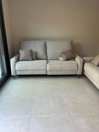 Sofá motorizado beige y gris