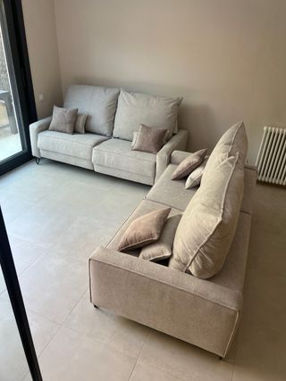 Sofá motorizado beige y gris