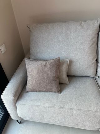 Sofá motorizado beige y gris