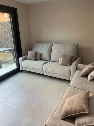 Sofá motorizado beige y gris