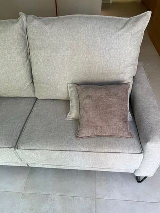 Sofá motorizado beige y gris