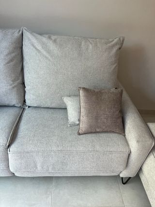 Sofá motorizado beige y gris