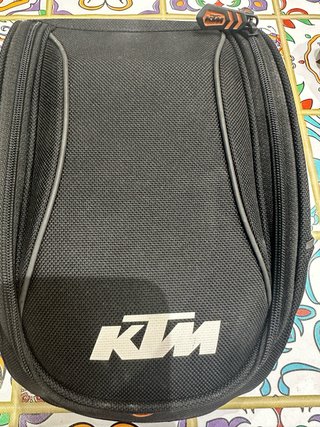 Mochila sobre depósito negra