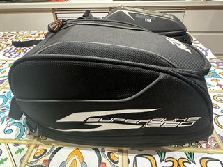 Mochila sobre depósito negra