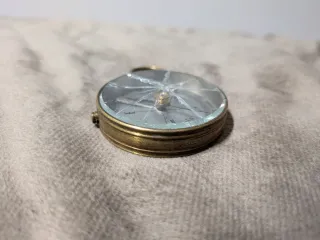Bussola antica in ottone a ciondolo