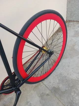 Bici fixie estilo flip flop negra con rojo 2 piñon