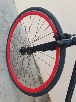 Bici fixie estilo flip flop negra con rojo 2 piñon