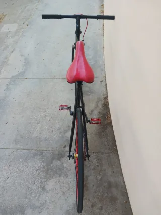 Bici fixie estilo flip flop negra con rojo 2 piñon
