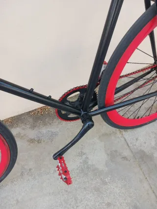 Bici fixie estilo flip flop negra con rojo 2 piñon