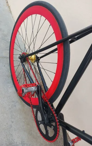 Bici fixie estilo flip flop negra con rojo 2 piñon