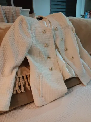 Chaqueta estilo Chanel marfil con botones dorados