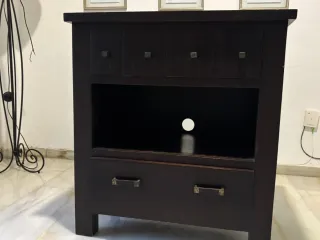 Mueble de madera oscura, ideal para colocar tu tel