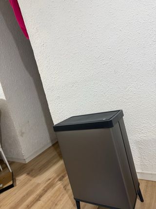 Papelera moderna con patas 30L – diseño estrecho c