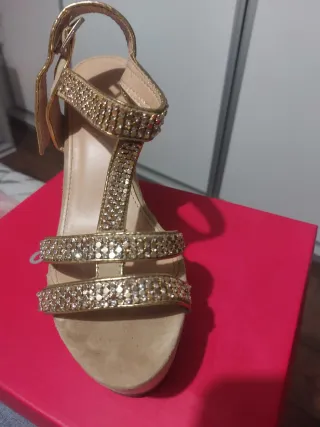 Sandalias doradas con pedrería