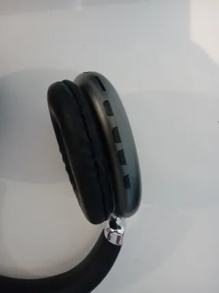 Cascos de música negros y grises