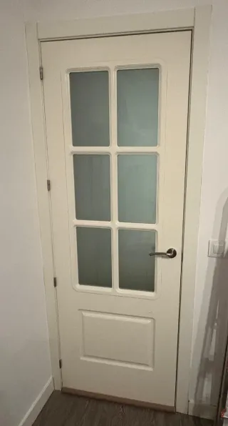 Puerta interior blanca con cristal