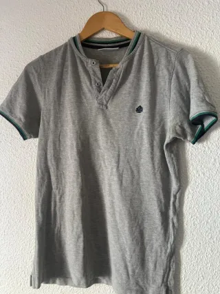 Camiseta gris con cuello mao y logo