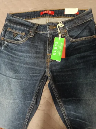 Sandalias MNG blancas y jean Guess