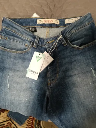 Sandalias MNG blancas y jean Guess