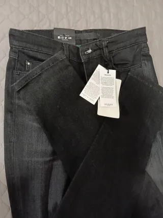 Sandalias MNG blancas y jean Guess