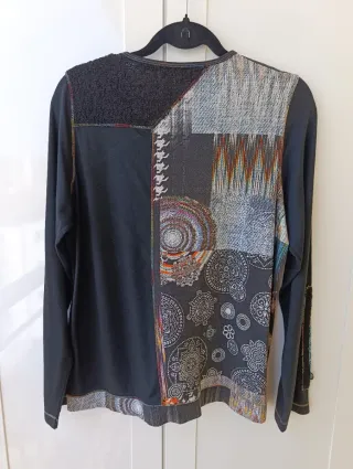 Camiseta negra estampada multicolor