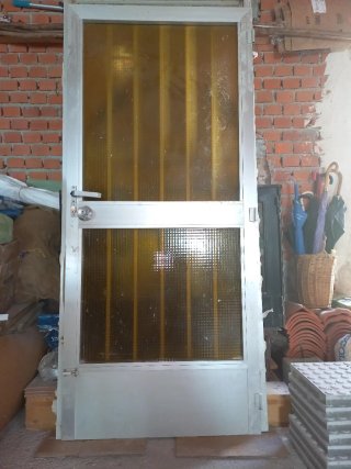 Puerta aluminio entrada con marco y cerradura