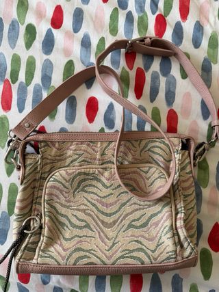 Bolso Parfois estampado cebra rosa y beige